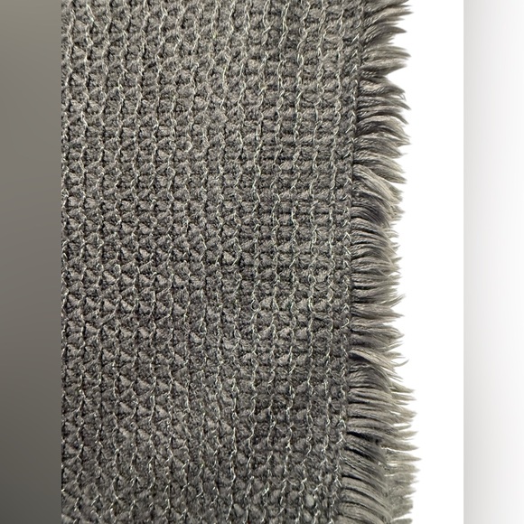 Shawl wrap very large gray with a sparkly metallic thread going through it - Picture 5 of 9